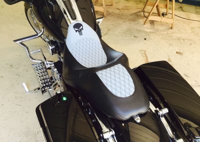 Rembourrage de siège de moto Harley Davidson à Delson - Rembourrage Canevas Excellence (rembourreur Rive-Sud)